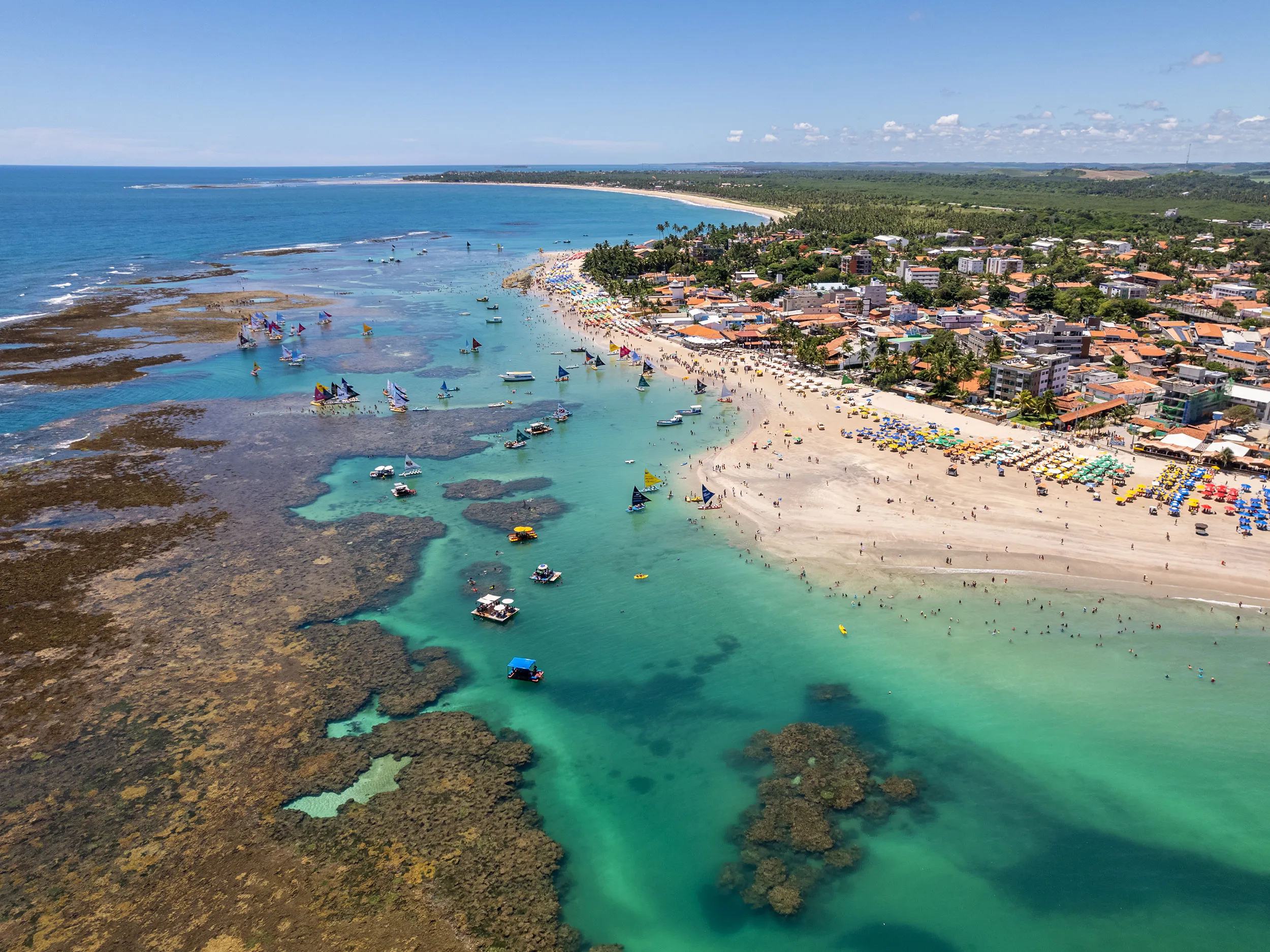 Imagem aérea da praia de Porto de Galinhas com suas piscinas naturais em Ipojuca PE